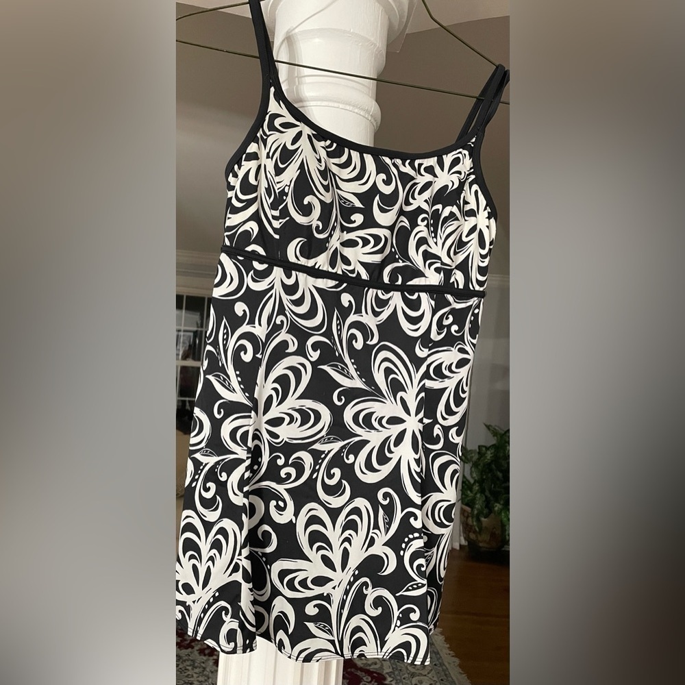 Robby Len women’s black and white Floral print strap swim dress/ beating suit 14